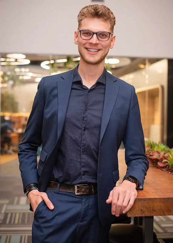 Ricardo Werlang sorrindo, de terno azul-marinho.