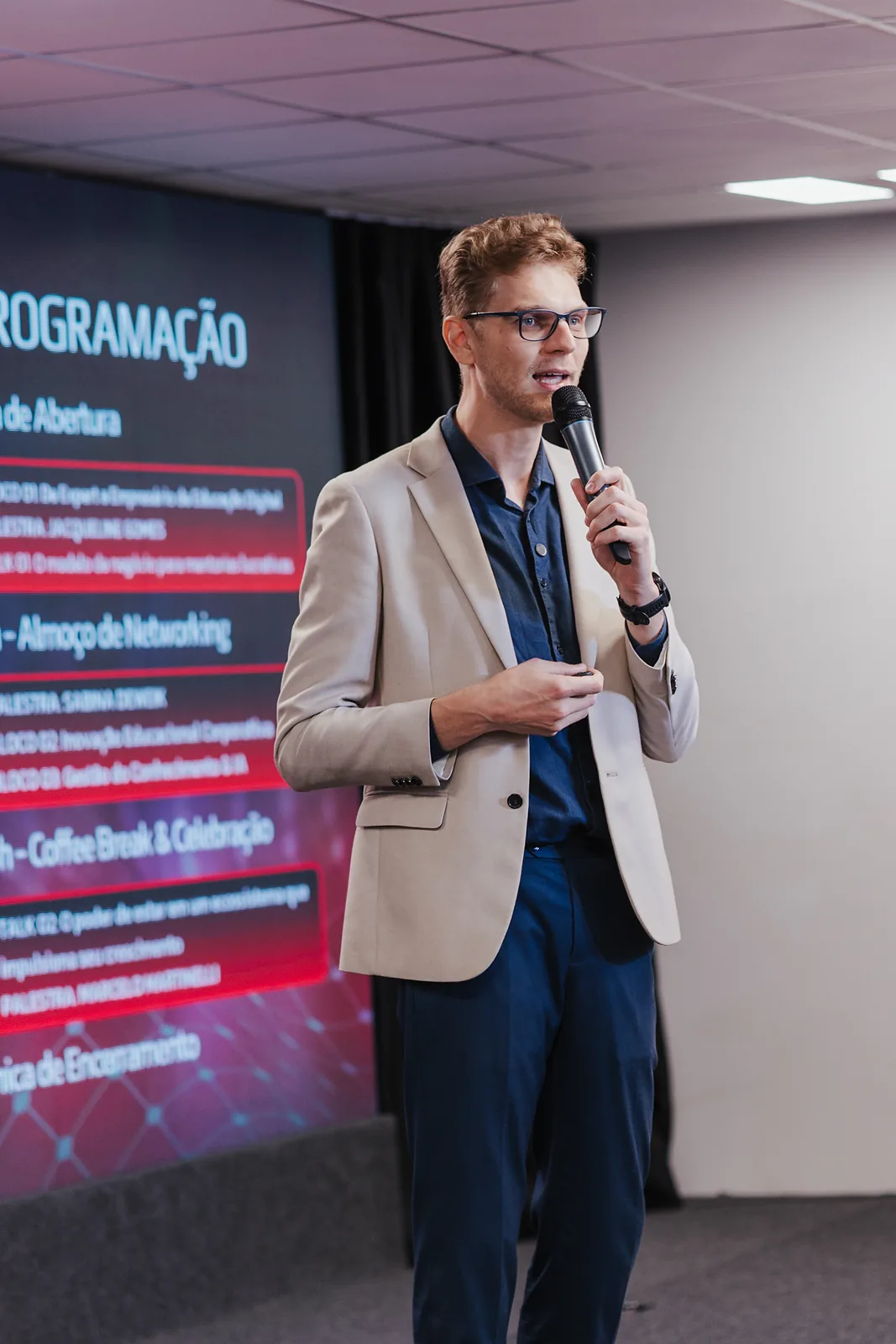 Ricardo Werlang no palco do Expert Experience, blazer bege.