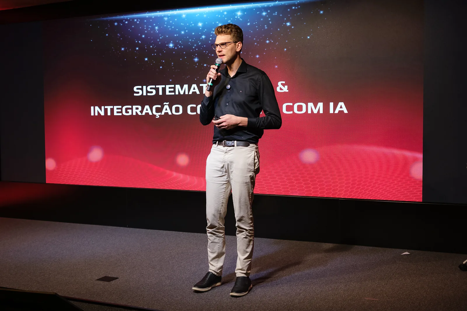 Ricardo Werlang no palco com o slide Sistematização e integração com IA, Expert Experience, São Paulo, 2025.